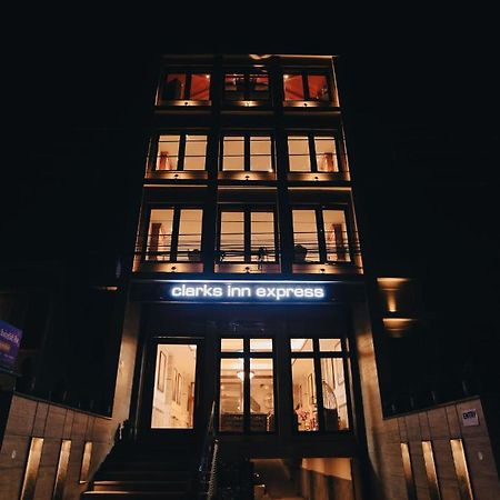 Clarks Inn Express, Dehradun Ngoại thất bức ảnh