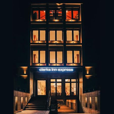 Clarks Inn Express, Dehradun Ngoại thất bức ảnh
