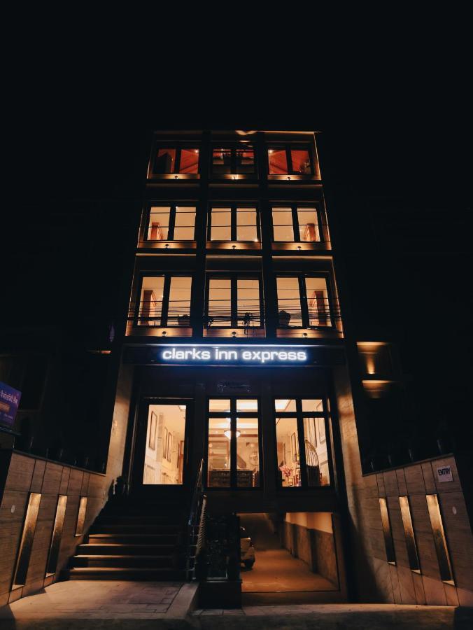 Clarks Inn Express, Dehradun Ngoại thất bức ảnh