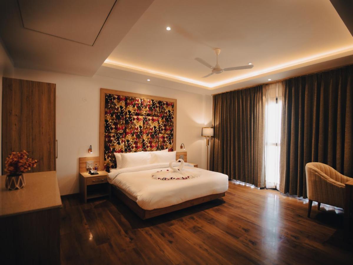 Clarks Inn Express, Dehradun Ngoại thất bức ảnh
