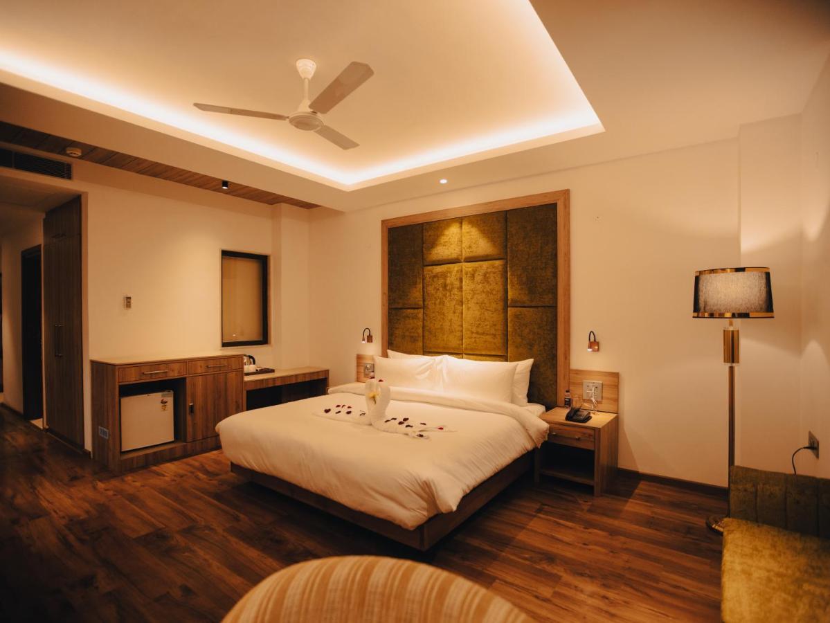 Clarks Inn Express, Dehradun Ngoại thất bức ảnh