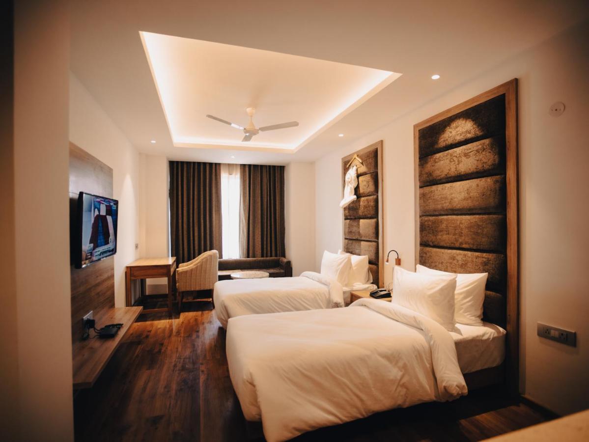 Clarks Inn Express, Dehradun Ngoại thất bức ảnh