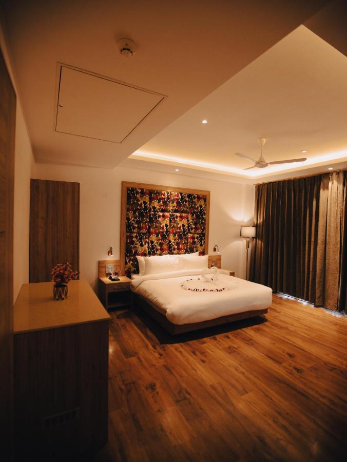 Clarks Inn Express, Dehradun Ngoại thất bức ảnh