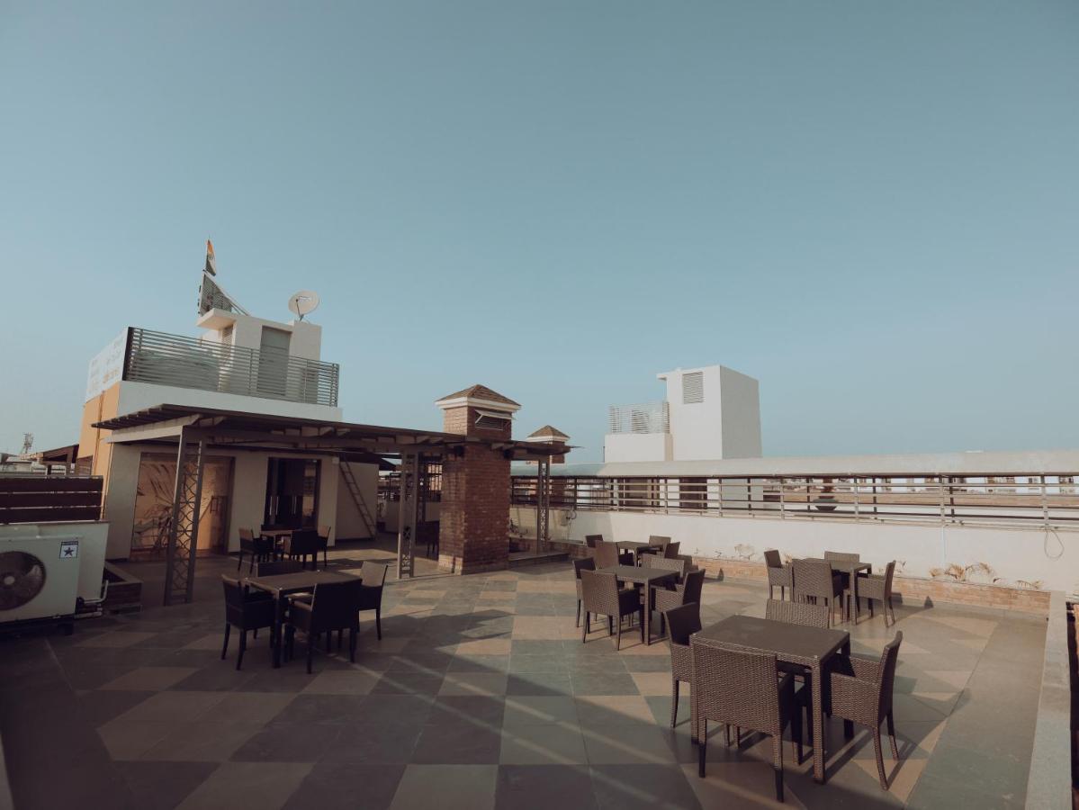 Clarks Inn Express, Dehradun Ngoại thất bức ảnh