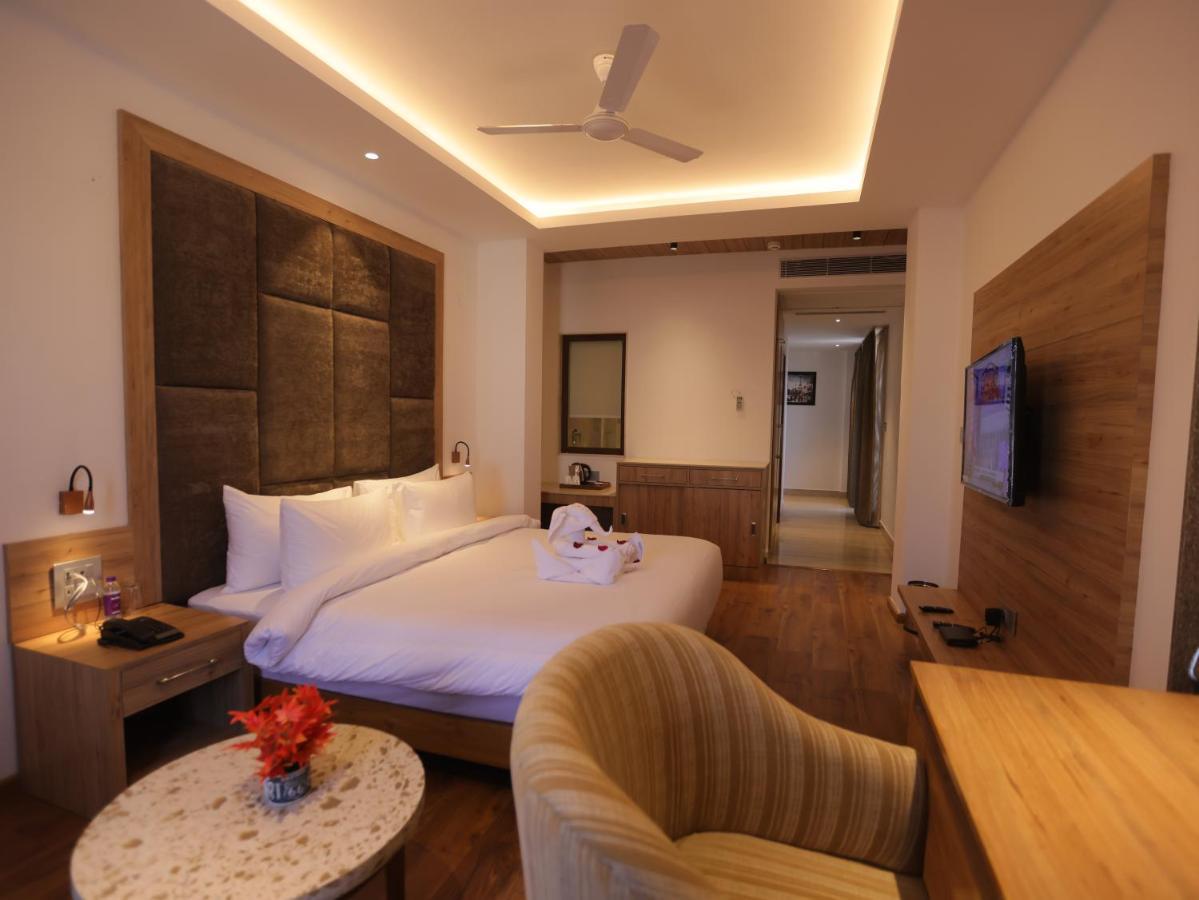 Clarks Inn Express, Dehradun Ngoại thất bức ảnh