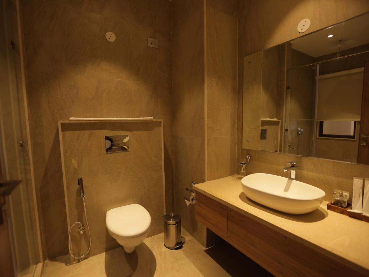 Clarks Inn Express, Dehradun Ngoại thất bức ảnh